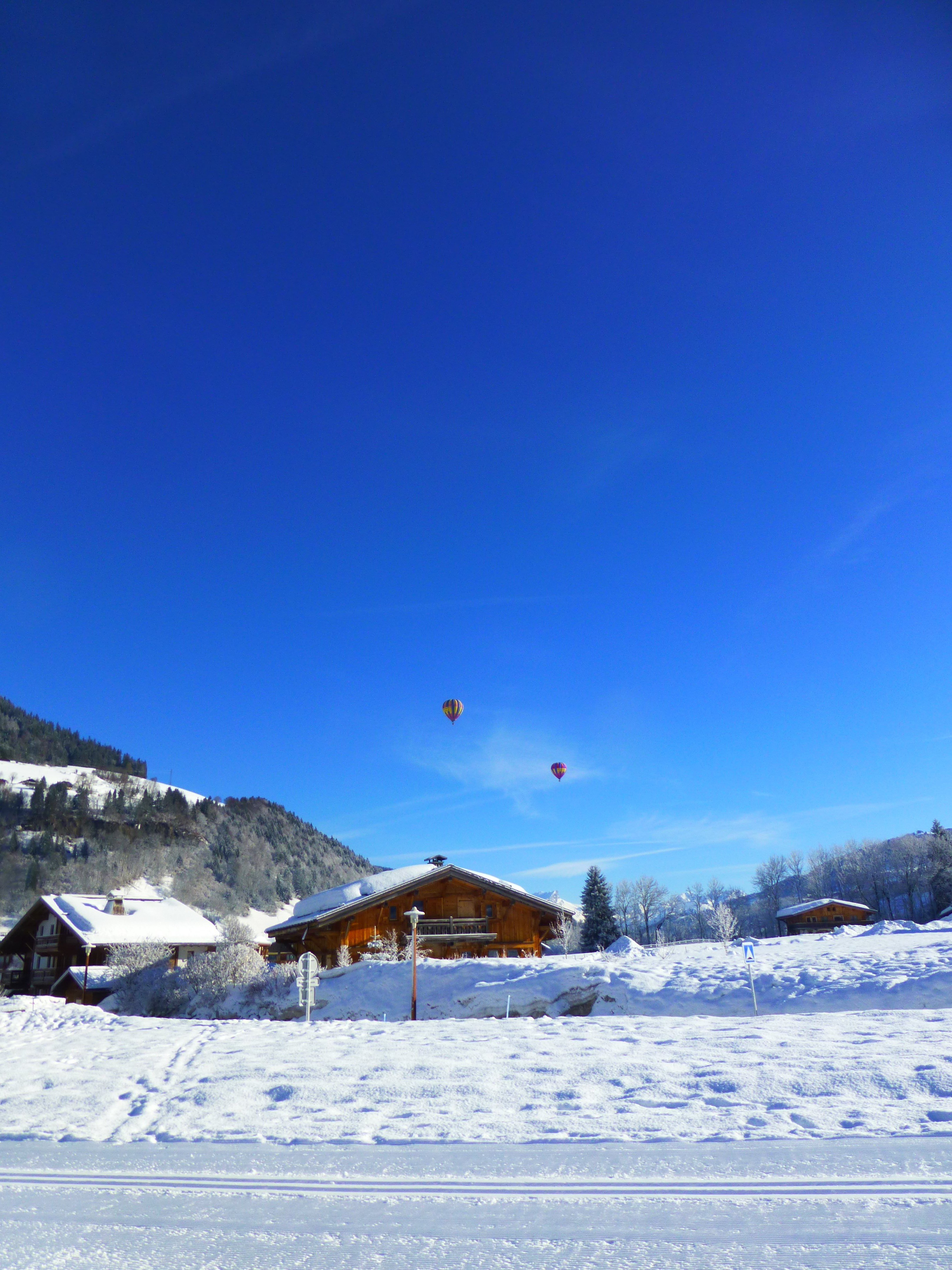 Montgolfières dans un ciel éclatant, Haute-Savoie Montgolfières dans un ciel éclatant, Haute-Savoie