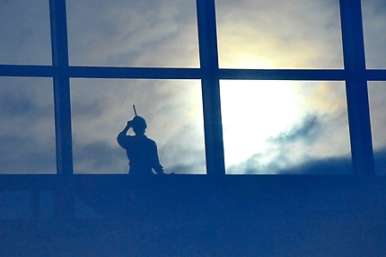 Laveur de vitres au sommet d'un gratte-ciel