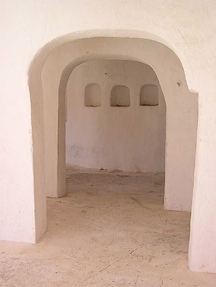 El Atteuf - Arcades blanches dans la mosquée Sidi Brahim
