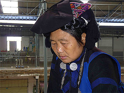 Femme en habit traditionnel à Yuanyang