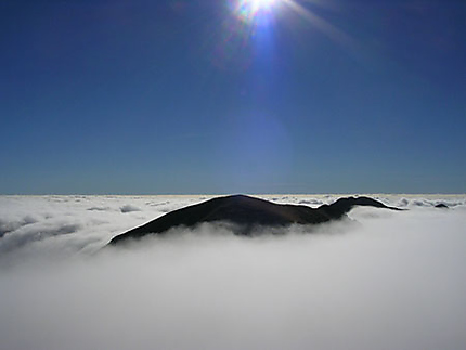 Montagne émergeant  des nuages
