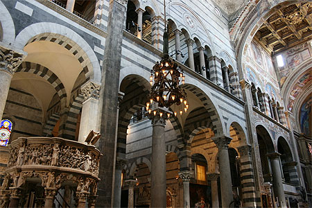 Intérieur de la cathédrale de Pise Intérieur de la cathédrale de Pise