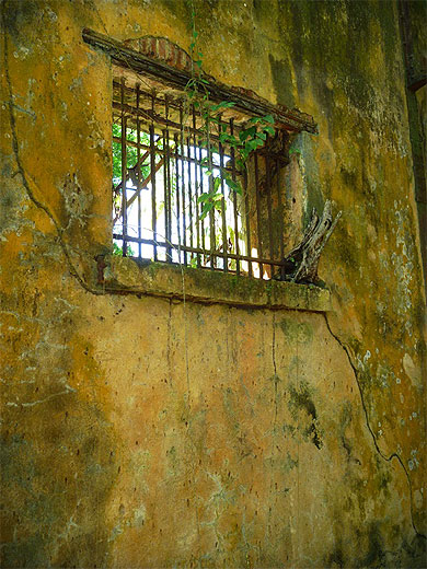 Mur d'une cellule Ile St Joseph Mur d'une cellule Ile St Joseph