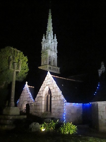 église Saint Méen illuminée pour Noël