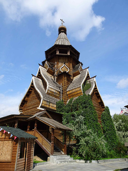 Superbe église en bois de Moscou