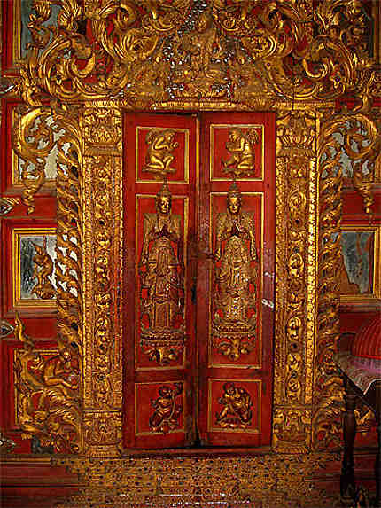 Une vieille porte dorée du monastère kyaung seindon mibaya