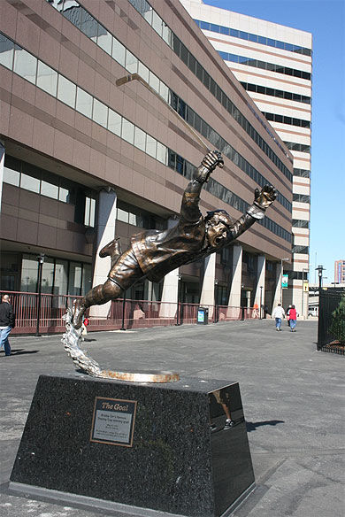 Statue d'un joueur des Bruins