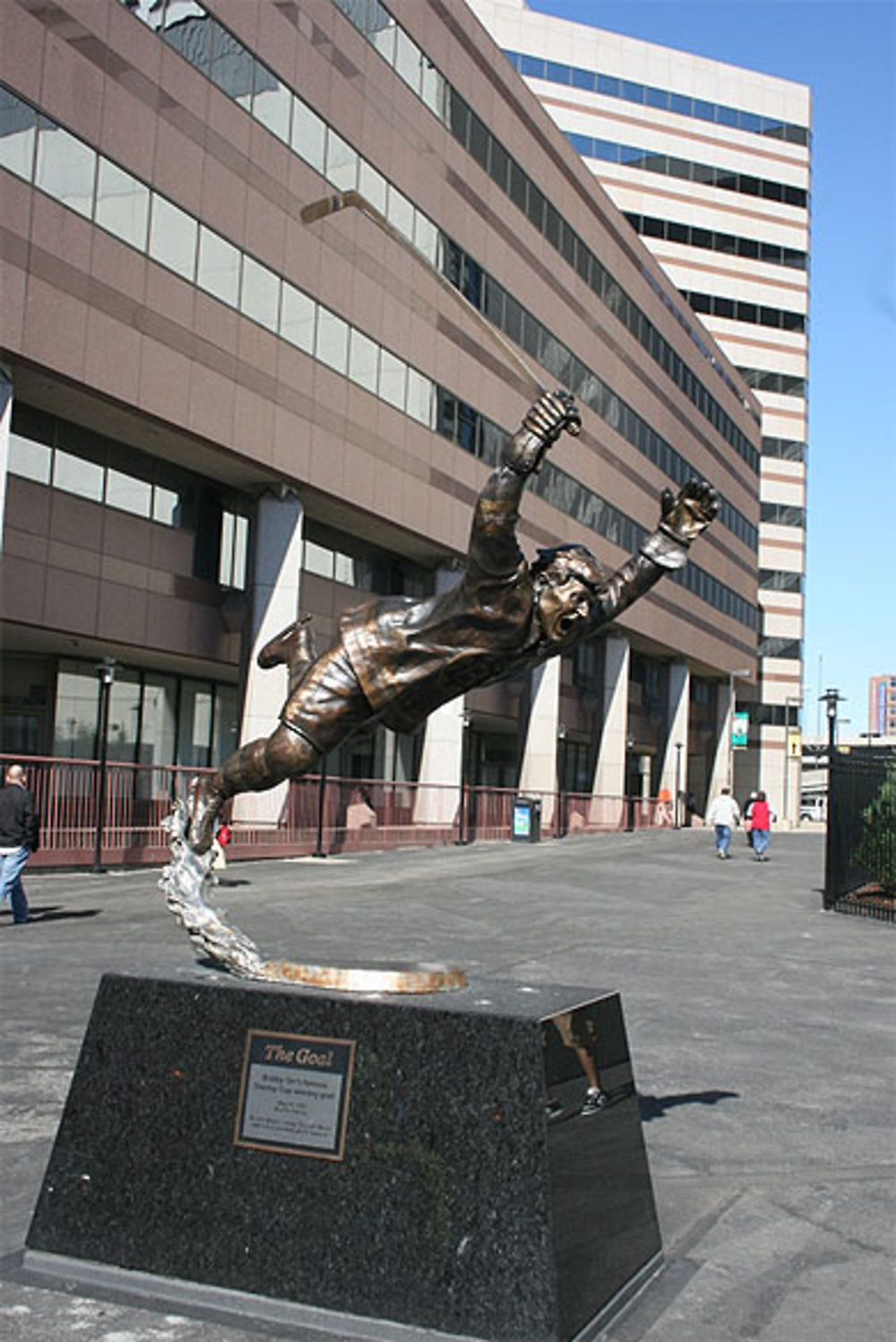 Statue d'un joueur des Bruins