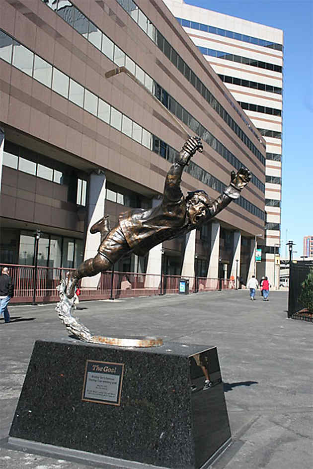 Statue D'un Joueur Des Bruins : Statues : TD Garden : Downtown : Boston ...