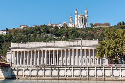 Les 24 colonnes et Notre-Dame de Fourvière à Lyon