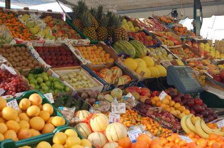 Stand de fruits et légumes à l'ouverture du marché