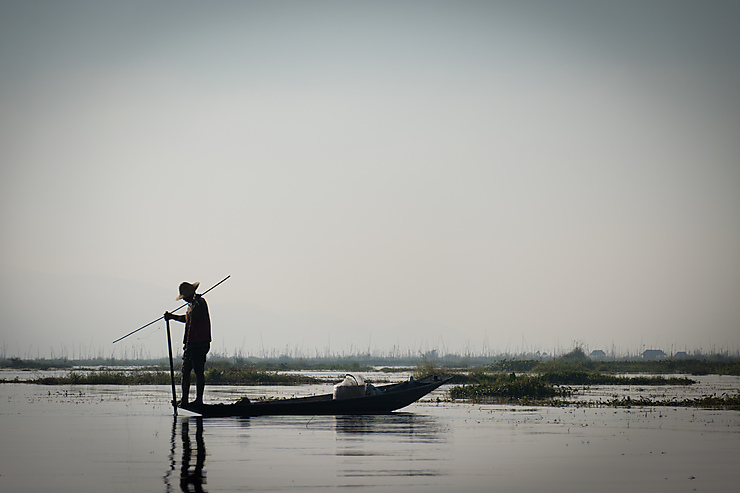 Le pêcheur à l'aube sur le lac Inle, Birmanie