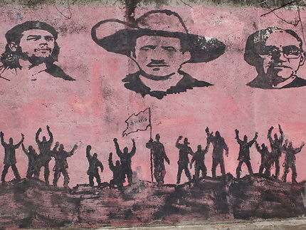 Fresque murale rouge et noir au Salvador