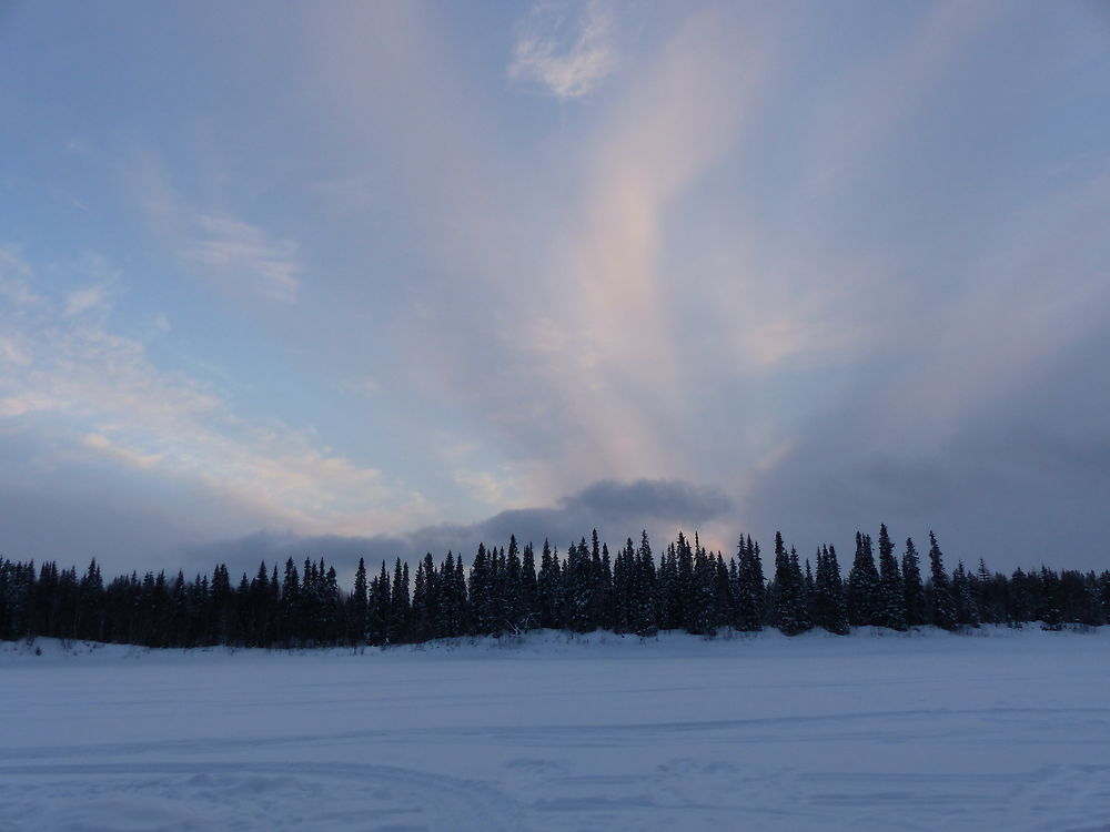 Coucher de soleil vue de la rivière gelée