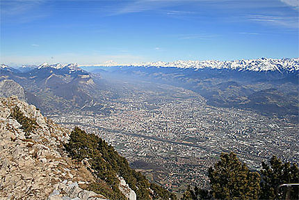 Grenoble sur fond de Mont-Blanc
