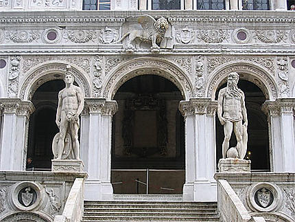 Statues de Mars et Neptune au Palais des Doges
