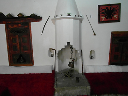 La cheminée d'un intérieur albanais
