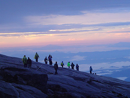 Mont Kinabalu au levé du soleil 