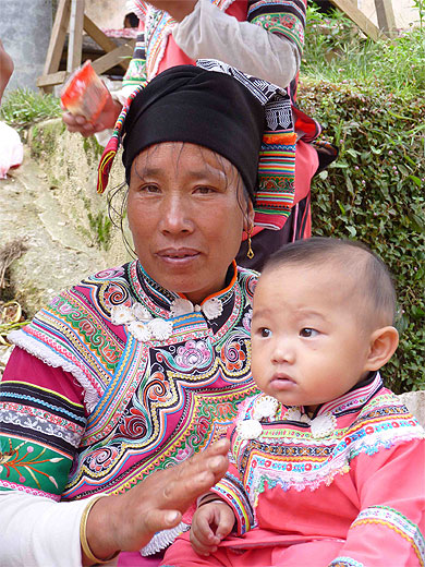 Une maman et son bébé en habits traditionnels Une maman et son bébé en habits traditionnels