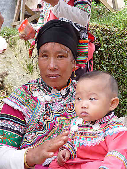 Une maman et son bébé en habits traditionnels