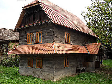 Curieuse maison en bois