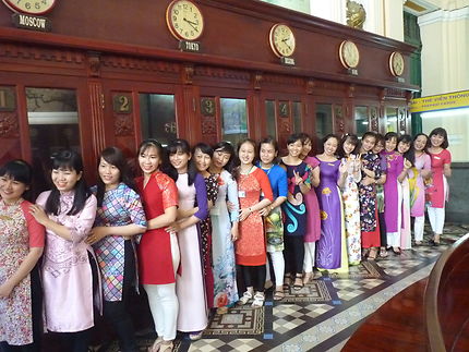 Personnel de la poste d'Ho Chi Minh