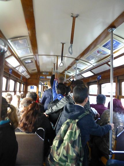 Dans le tram bondé à Lisbonne