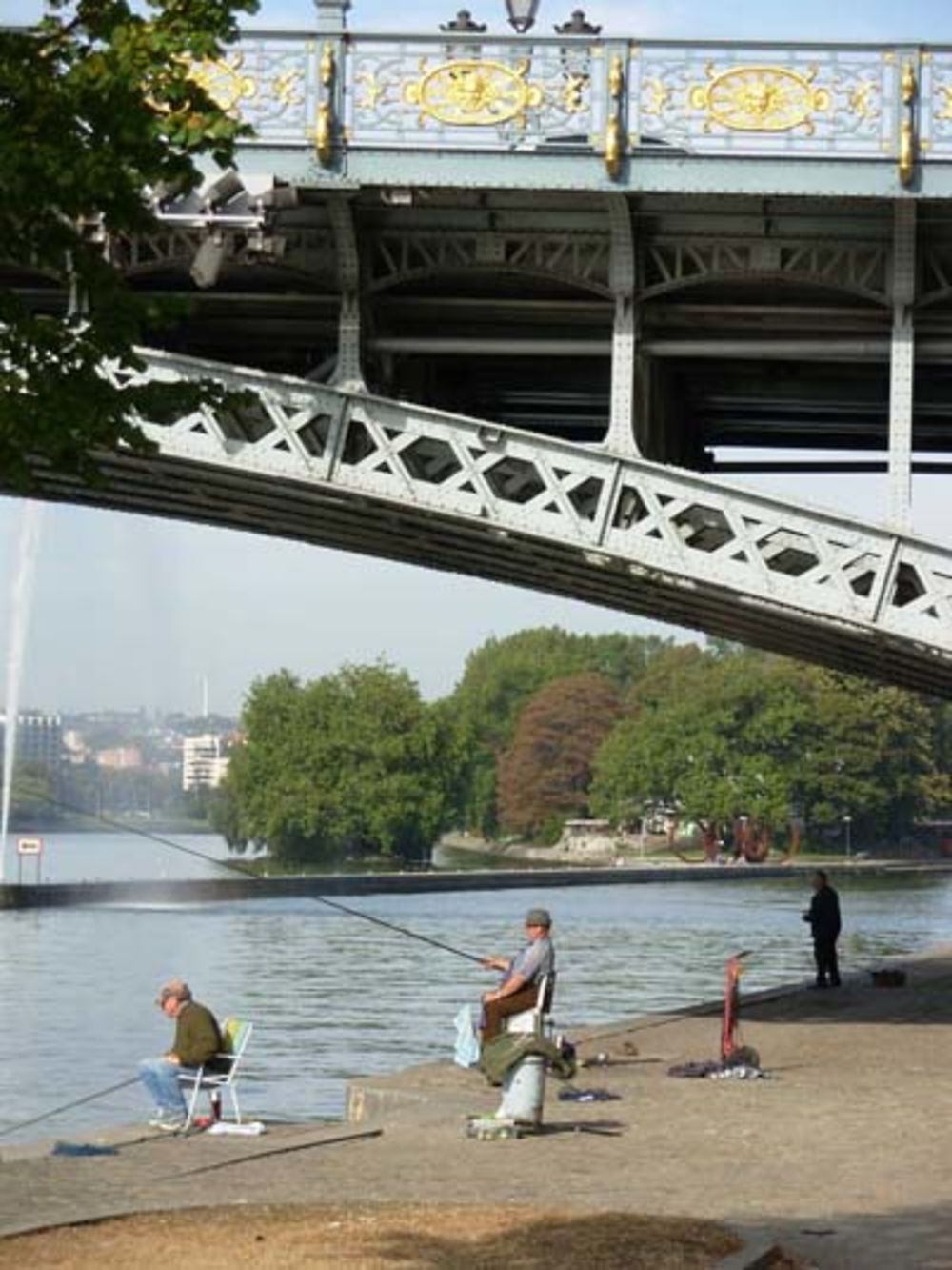 Les pêcheurs sous le pont de Fragnée