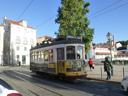 Tram dans l'Alfama, Lisbonne