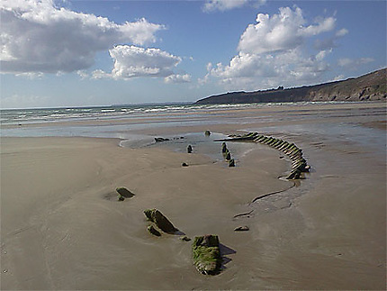 Carcasse de bateau enfouie dans le sable