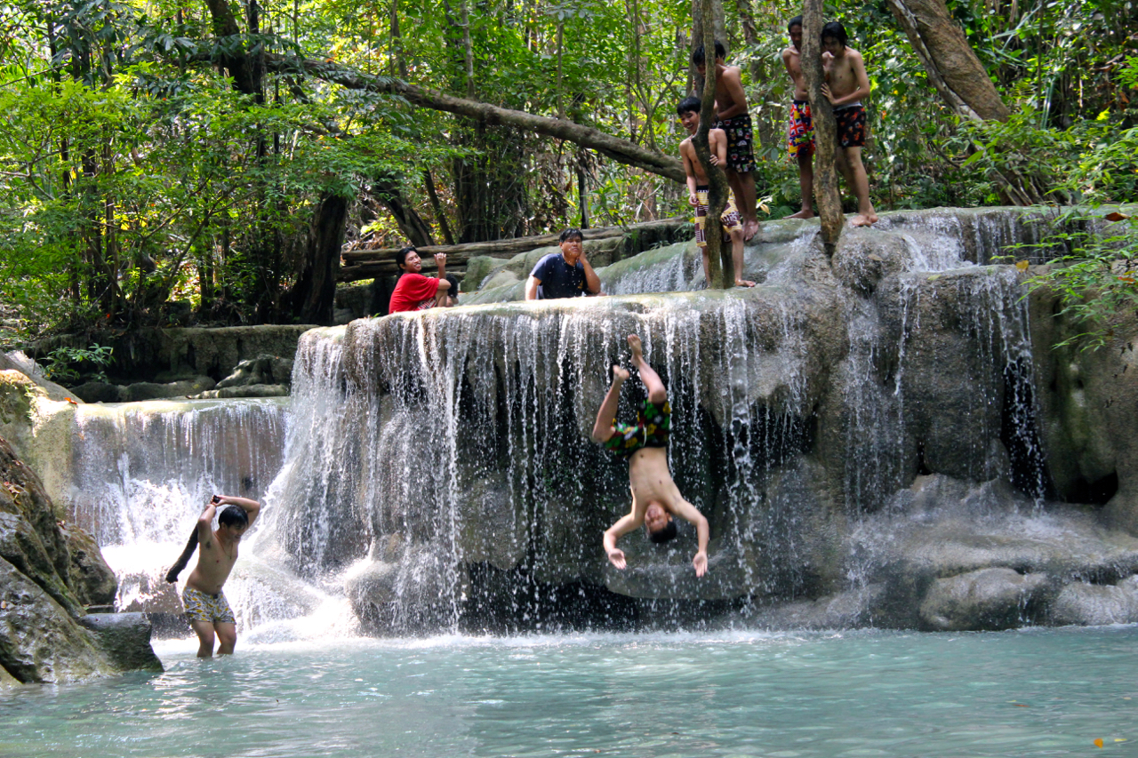 Saut périlleux hilarant bruyant Saut périlleux hilarant bruyant