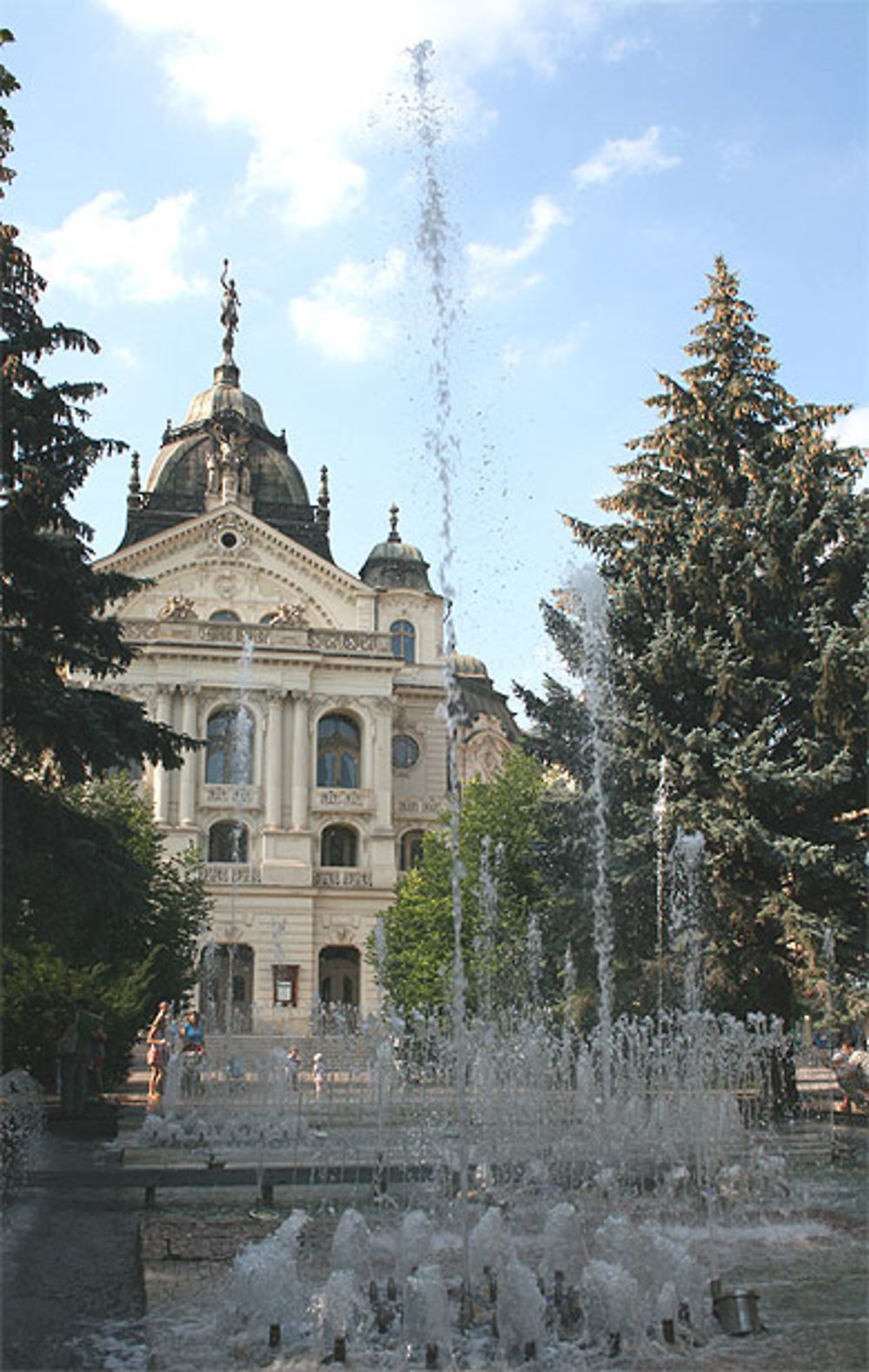 Le théâtre et ses jets d'eau