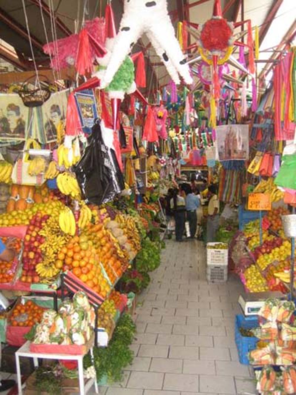 Marché coloré et piñatas