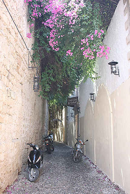 Un passage de la vieille ville de Rhodes