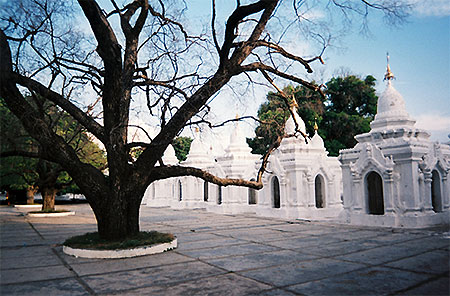 La pagode Kuthodaw ou le plus grand livre du monde La pagode Kuthodaw ou le plus grand livre du monde