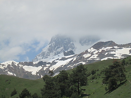 Le Mont Ouchba 4700m vu depuis Mestia 
