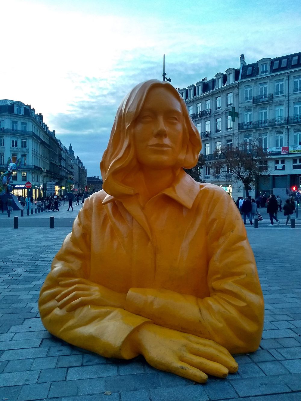 Statue sur le parvis de la gare