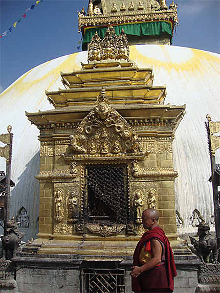 Moine et stupa