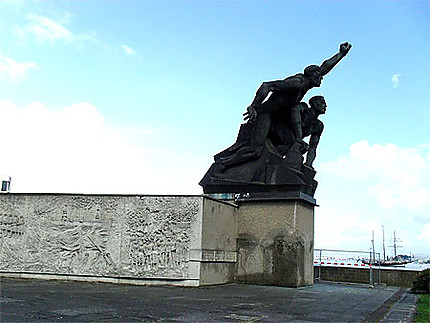 Monument soviétique sur les quais