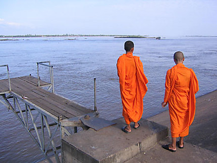 Contemplation sur les bords du Mekong