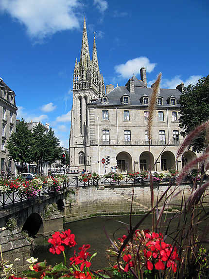 Cathédrale et Musée Breton vus des rives de l'Odet