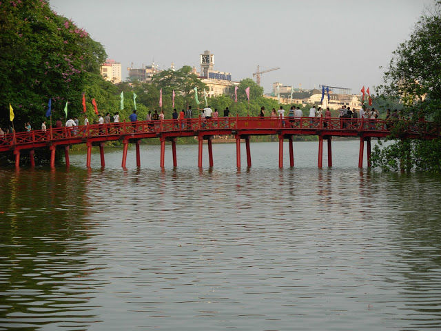 Pont rouge à Hanoi