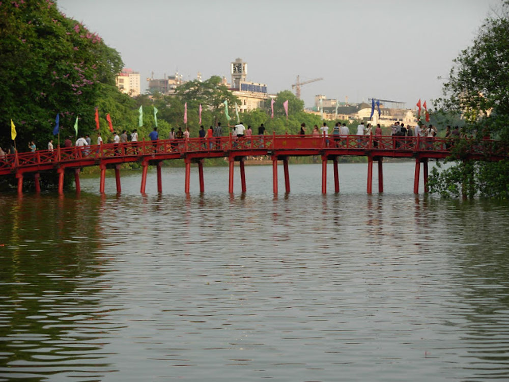 Pont rouge à Hanoi