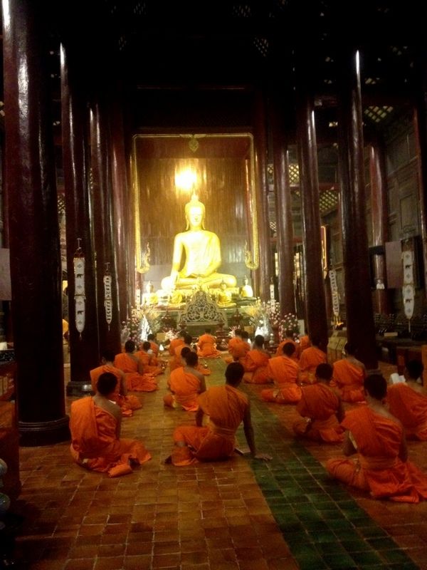 Prières au Wat Pan On