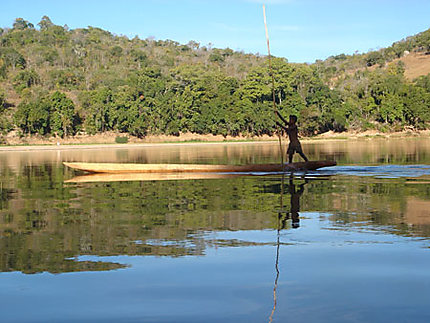 Jeune piroguier sue le fleuve Tsiribihina