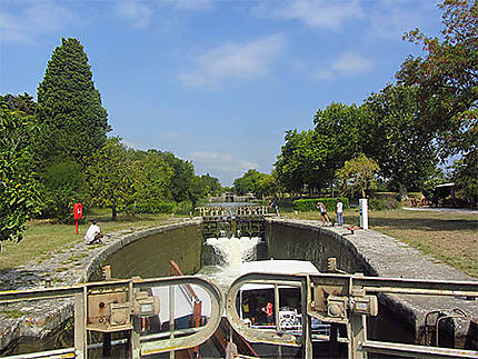 Canal du Midi dans les environs de Carcassonne (direction Toulouse). Ecluse de Herminis