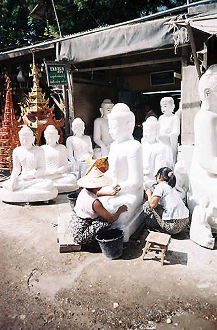 Polissage des statues de bouddha en marbre