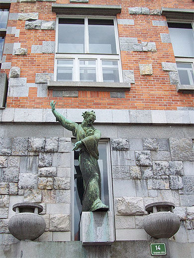 Statue en façade