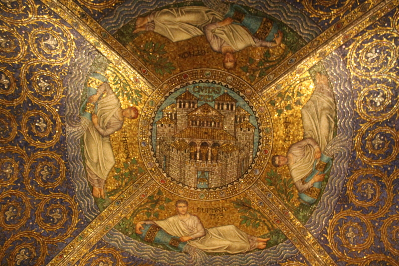 A l'intérieur de la cathédrale A l'intérieur de la cathédrale
