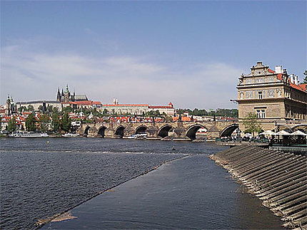 La Vltalva enjambée par le Pont Charles et surplombée par le Château de Prague
